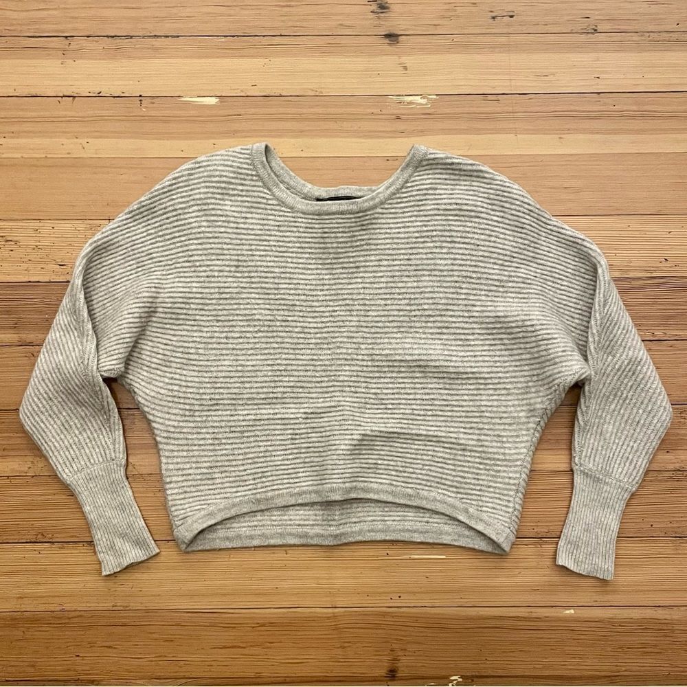 BCBGMAXAZRIA cropped ribbed knit sweater. Size M.